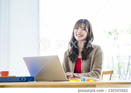 年輕女子遠程辦公遠程工作 130505882