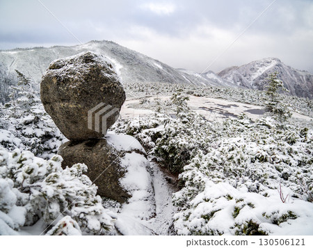 Mt. Hiragatake (Tamagoiwa) in early winter Mt. Hiragatake (Tamagoiwa) in early winter 130506121