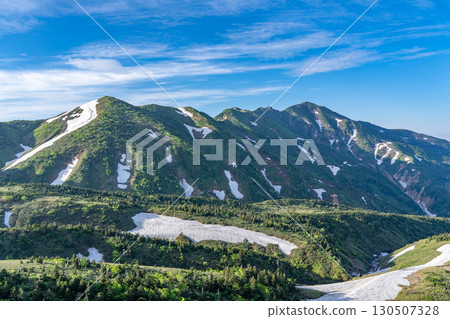 從南流洞登山道眺望別津山和大屏山。初夏攀登白山禦前峰(東尾岩路線) 從南流洞登山道眺望別津山和大屏山。初夏攀登白山禦前峰(東尾岩路線) 130507328