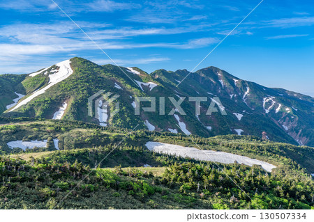 從南流洞登山道眺望別津山和大屏山。初夏攀登白山禦前峰(東尾岩路線) 從南流洞登山道眺望別津山和大屏山。初夏攀登白山禦前峰(東尾岩路線) 130507334