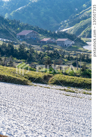 Minamiryu Sanso in Minamiryugababa seen from Minamiryu Road. Climbing Mt. Hakusan Gozenmine in early summer (Tonbi Rock Course) 130507335