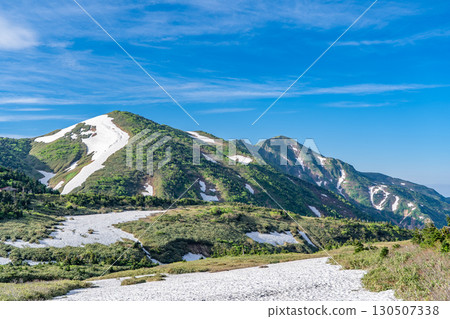 從南龍牙馬場眺望別津山和大屏風。初夏攀登白山禦前峰(東尾岩路線) 從南龍牙馬場眺望別津山和大屏風。初夏攀登白山禦前峰(東尾岩路線) 130507338