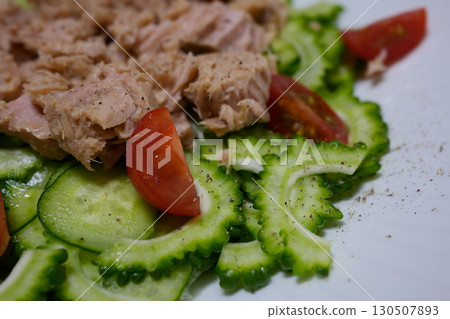 白盤子裡的苦瓜沙拉 130507893