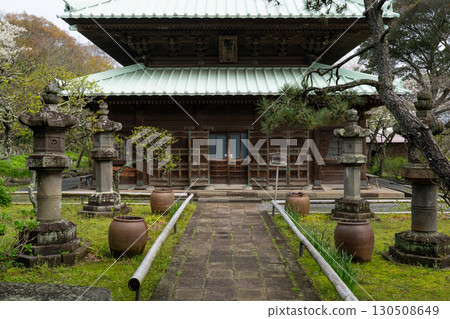 An ancient temple in Kamakura enveloped in silence An ancient temple in Kamakura enveloped in silence 130508649