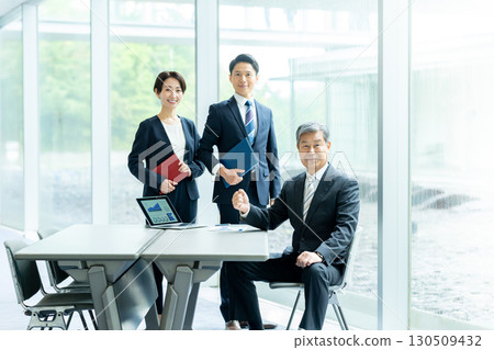 Meeting business people 130509432