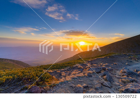 [Sunrise material] Sunrise seen from Mt. Iodake in early winter [Nagano Prefecture] 130509722