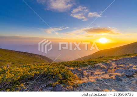 [Sunrise material] Sunrise seen from Mt. Iodake in early winter [Nagano Prefecture] 130509723