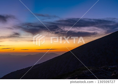 [Sunrise material] Sunrise seen from Mt. Iodake in early winter [Nagano Prefecture] 130509727