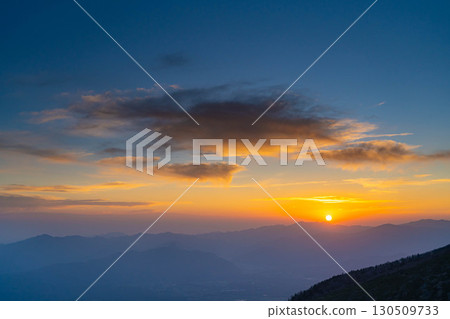 [Sunrise material] Sunrise seen from Mt. Iodake in early winter [Nagano Prefecture] 130509733