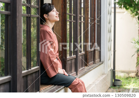 在老字號溫泉旅館、高級旅館、旅館工作的中井小姐和女房東 在老字號溫泉旅館、高級旅館、旅館工作的中井小姐和女房東 130509820