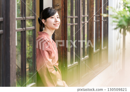 在老字號溫泉旅館、高級旅館、旅館工作的中井小姐和女房東 130509821