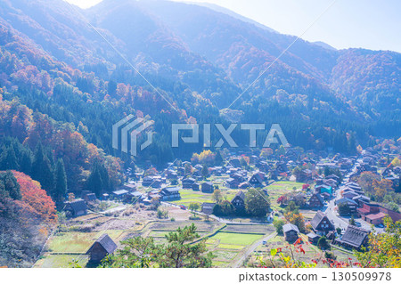 [Autumn Material] Autumn scenery of Shirakawa-go, seen from the observation deck [Gifu Prefecture] 130509978