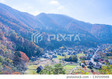 [Autumn Material] Autumn scenery of Shirakawa-go, seen from the observation deck [Gifu Prefecture] 130509986