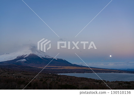 [Mt. Fuji material] Sunrise of cloud-capped Mt. Fuji seen from Lake Yamanaka Myojinyama Panorama Deck [Yamanashi Prefecture] 130510136