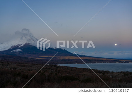 [Mt. Fuji material] Sunrise of cloud-capped Mt. Fuji seen from Lake Yamanaka Myojinyama Panorama Deck [Yamanashi Prefecture] 130510137