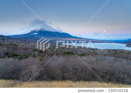 [Mt. Fuji material] Sunrise of cloud-capped Mt. Fuji seen from Lake Yamanaka Myojinyama Panorama Deck [Yamanashi Prefecture] 130510138