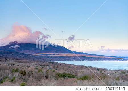 [Mt. Fuji material] Sunrise of cloud-capped Mt. Fuji seen from Lake Yamanaka Myojinyama Panorama Deck [Yamanashi Prefecture] 130510145