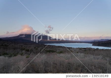 [Mt. Fuji material] Sunrise of cloud-capped Mt. Fuji seen from Lake Yamanaka Myojinyama Panorama Deck [Yamanashi Prefecture] 130510149