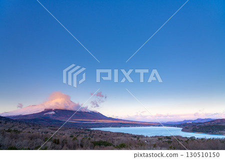 [Mt. Fuji material] Sunrise of cloud-capped Mt. Fuji seen from Lake Yamanaka Myojinyama Panorama Deck [Yamanashi Prefecture] 130510150