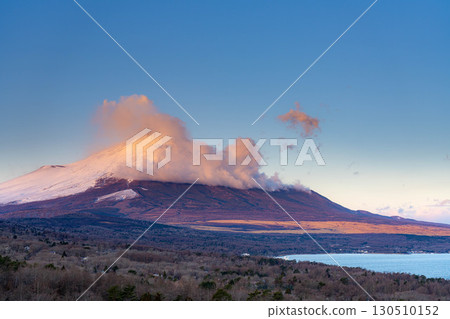 [Mt. Fuji material] Sunrise of cloud-capped Mt. Fuji seen from Lake Yamanaka Myojinyama Panorama Deck [Yamanashi Prefecture] 130510152