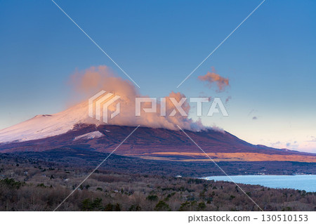 [Mt. Fuji material] Sunrise of cloud-capped Mt. Fuji seen from Lake Yamanaka Myojinyama Panorama Deck [Yamanashi Prefecture] 130510153