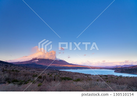[富士山素材] 從山中湖明神山觀景台觀賞雲霧繚繞的富士山日出 [山梨縣] 130510154