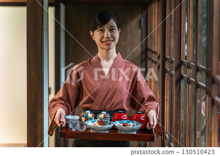 在老字號溫泉旅館、高級旅館、寺廟住宿處工作的服務生和老闆娘(提供餐飲服務) 在老字號溫泉旅館、高級旅館、寺廟住宿處工作的服務生和老闆娘(提供餐飲服務) 130510423