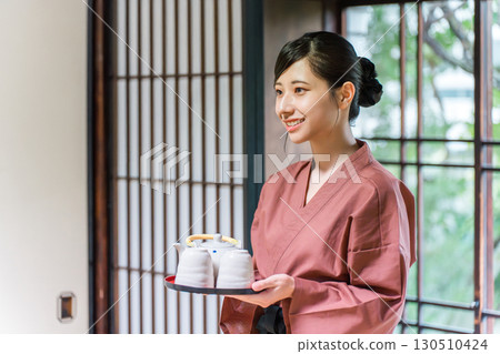 在老字號溫泉旅館、高級旅館、旅館工作的中井小姐和女房東 在老字號溫泉旅館、高級旅館、旅館工作的中井小姐和女房東 130510424