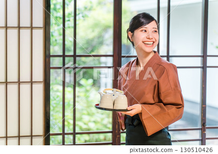 在老字號溫泉旅館、高級旅館、旅館工作的中井小姐和女房東 在老字號溫泉旅館、高級旅館、旅館工作的中井小姐和女房東 130510426
