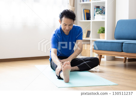 Middle-aged man training at home Middle-aged man training at home 130511237