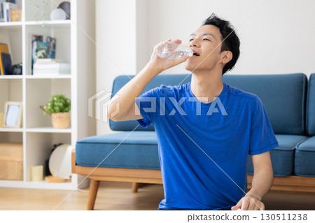 中年男子在家訓練 130511238