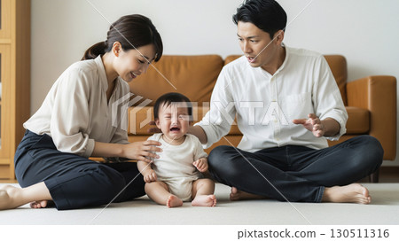 一對夫婦安慰哭泣的嬰兒 - 家庭照片 130511316