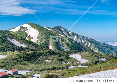 View of Mt. Betsuyama and Obyobu from the snowfields of the Tombitaiwa course. Climbing Mt. Hakusan Gozenmine in early summer. View of Mt. Betsuyama and Obyobu from the snowfields of the Tombitaiwa course. Climbing Mt. Hakusan Gozenmine in early summer. 130511364