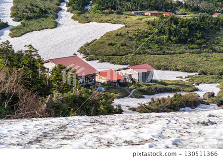 Minamiryu Sanso in Minamiryugababa seen from the snowfield on the Tombitaiwa course. Climbing Mt. Hakusan Gozenmine in early summer. 130511366