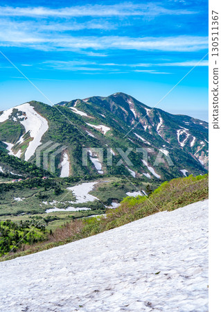 從富美岩路線的雪原上眺望別津山和大屏山。初夏攀登白山禦前峰。 從富美岩路線的雪原上眺望別津山和大屏山。初夏攀登白山禦前峰。 130511367
