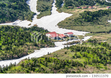 Minamiryu Sanso in Minamiryugababa seen from the snowfield on the Tombitaiwa course. Climbing Mt. Hakusan Gozenmine in early summer. 130511370