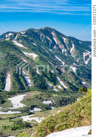 View of Mt. Betsuyama and Obyobu from the snowfields of the Tombitaiwa course. Climbing Mt. Hakusan Gozenmine in early summer. View of Mt. Betsuyama and Obyobu from the snowfields of the Tombitaiwa course. Climbing Mt. Hakusan Gozenmine in early summer. 130511371