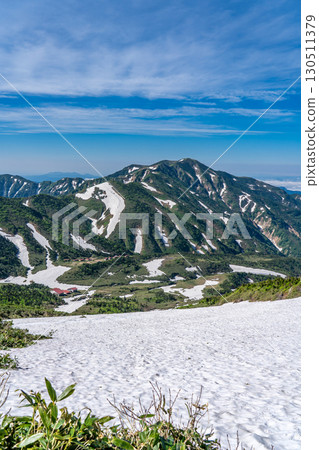 從富美岩路線的雪原上眺望別津山和大屏山。初夏攀登白山禦前峰。 從富美岩路線的雪原上眺望別津山和大屏山。初夏攀登白山禦前峰。 130511379