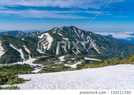 從富美岩路線的雪原上眺望別津山和大屏山。初夏攀登白山禦前峰。 130511380