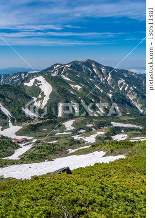 從東尾岩眺望別津山、大屏山、南龍牙馬場。初夏攀登白山禦前峰(東尾岩路線) 從東尾岩眺望別津山、大屏山、南龍牙馬場。初夏攀登白山禦前峰(東尾岩路線) 130511381