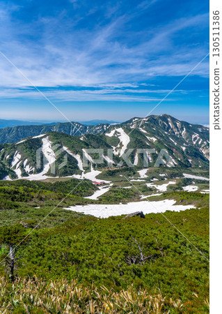 View of Mt. Betsuyama, Obyobu and Minamiryugababa from Tombi Rock. Climbing Mt. Hakusan Gozenmine in early summer (Tonbi Rock Course) 130511386