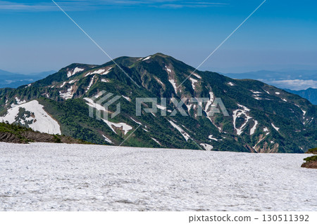 從白山室堂平的雪原眺望別山 初夏攀登白山禦前峰(Tonbi Rock Course) 從白山室堂平的雪原眺望別山 初夏攀登白山禦前峰(Tonbi Rock Course) 130511392