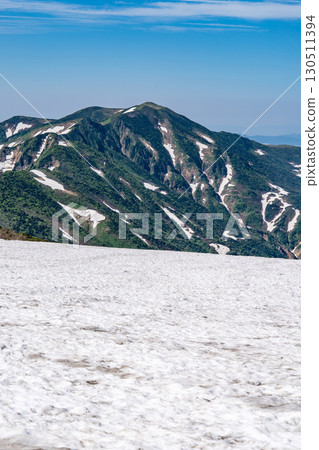 從白山室堂平的雪原眺望別山 初夏攀登白山禦前峰（Tonbi Rock Course） 130511394