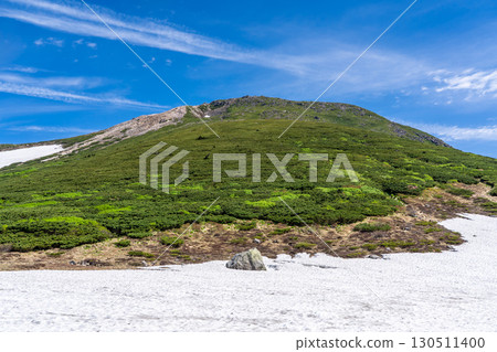 從白山室堂平的雪原眺望禦前峰。初夏攀登白山禦前峰(東尾岩路線) 從白山室堂平的雪原眺望禦前峰。初夏攀登白山禦前峰(東尾岩路線) 130511400