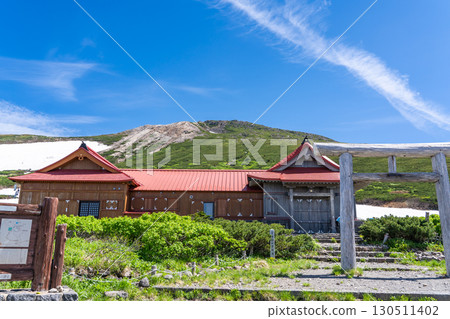 室堂平的白山比実神社（內殿登頂祈禱殿）和禦前峰，初夏攀登白山禦前峰 130511402