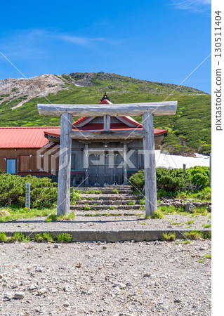 室堂平的白山比実神社(內殿登頂祈禱殿)和禦前峰,初夏攀登白山禦前峰 室堂平的白山比実神社(內殿登頂祈禱殿)和禦前峰,初夏攀登白山禦前峰 130511404