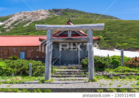 Hakusan Hime Shrine (prayer hall for climbing the inner shrine) and Gozen Peak at Murododaira, Mt. Hakusan Gozen Peak climbing in early summer 130511405