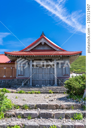室堂平的白山比実神社（內殿登頂祈禱殿）和禦前峰，初夏攀登白山禦前峰 130511407