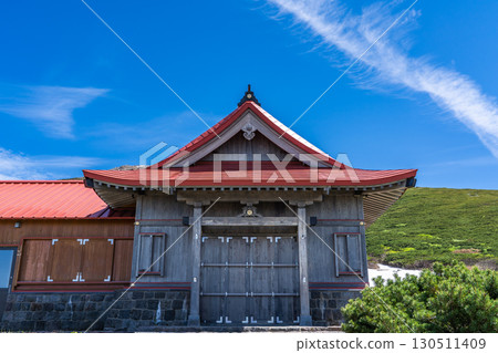 室堂平的白山比実神社(內殿登頂祈禱殿)和禦前峰,初夏攀登白山禦前峰 室堂平的白山比実神社(內殿登頂祈禱殿)和禦前峰,初夏攀登白山禦前峰 130511409