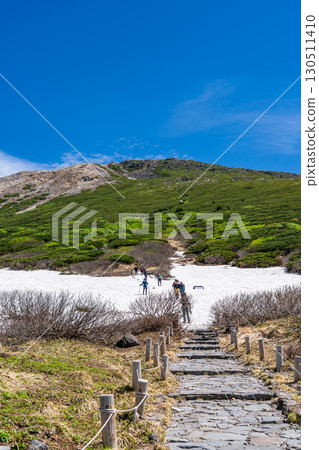從白山室堂平登山道眺望禦前峰 初夏攀登白山禦前峰 130511410